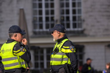 Amsterdam 'daki İsrail yanlısı gösteride çalışan bir grup polis Hollanda 7-10-2024