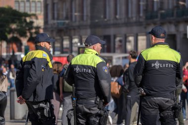 Amsterdam 'daki İsrail yanlısı gösteride çalışan bir grup polis Hollanda 7-10-2024