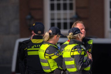 Amsterdam 'daki İsrail yanlısı gösteride çalışan bir grup polis Hollanda 7-10-2024