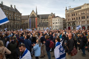 Amsterdam 'daki İsrail Protestosu' ndaki kalabalık Hollanda 7-10-2024