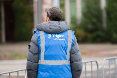 Amsterdam 'daki TCS Amsterdam Maratonu' nda Trigion Trafik Destek Çalışanı. Hollanda 20-10-2024