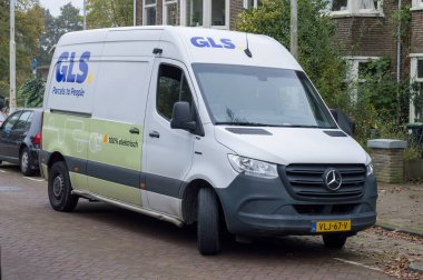GLS Teslimat Minibüsü Amsterdam 'da Hollanda 18-10-2024