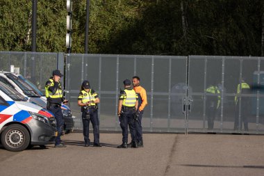 Hollanda 27-10-2024 tarihli Amsterdam 'da oynanan Ajax futbol maçı sırasında polis iş başında
