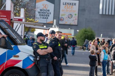 Hollanda 27-10-2024 tarihli Amsterdam 'da oynanan Ajax futbol maçı sırasında polis iş başında