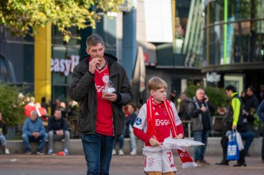 Baba ve Oğul Amsterdam 'da Ajax taraftarı. Hollanda 27-10-2024