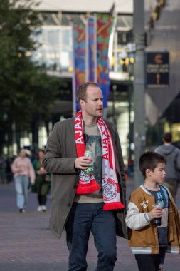 Baba ve Oğul Amsterdam 'da Ajax taraftarı. Hollanda 27-10-2024