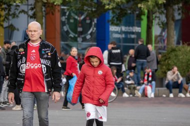 Baba ve Oğul Amsterdam 'da Ajax taraftarı. Hollanda 27-10-2024