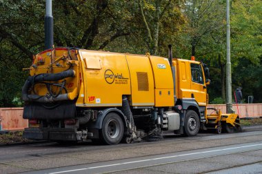 Amsterdam 'da Paten Süpürgesiyle Yol Yüzeyi Temizleyici Hollanda 1-11-2024