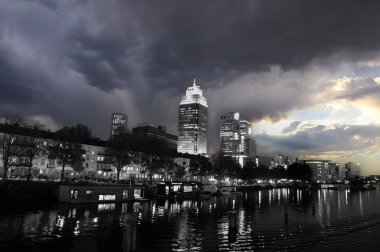 Amsterdam 'daki Amstel Nehri etrafındaki Skyline Hollanda 2-11-2024
