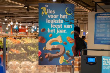 Billboard Sinterklaas Amsterdam 'daki AH süpermarketinde Hollanda 22-11-2024