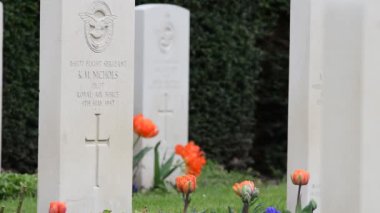Nieuwe Ooster Amsterdam 'daki Askeri Mezarlıkta Çiçeklerin Kapanışı Hollanda 18-4-2020