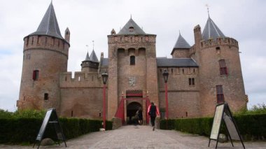 Muiderslot Şatosu 'nda açık kapı Muiden Hollanda 31-8-2021