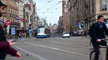 Amsterdam 'daki Baraj Meydanı' ndan geçen insanlar Hollanda 14-3-2022