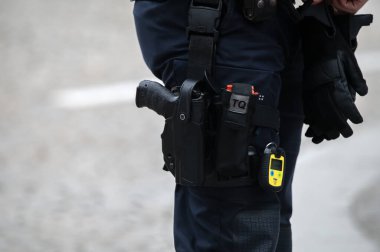 Amsterdam 'da Polis Silahını Kapat Hollanda 10-12-2024