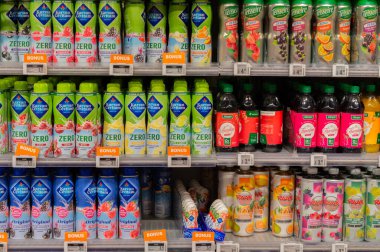 Amsterdam 'da Limonata Şurubu Şişeli Bir Rafta Hollanda 15-12-2024