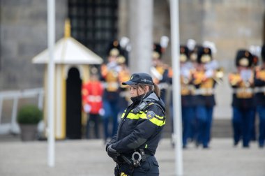 Amsterdam Kadın Polis Memurunu Kapat Hollanda 10-12-2024