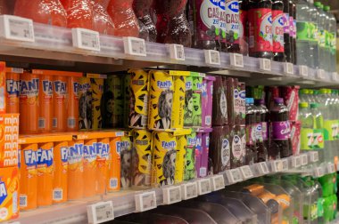 Hollanda, Amsterdam 'da Soda Şişeleri ve Konservelerle Kapatın 15-12-2024