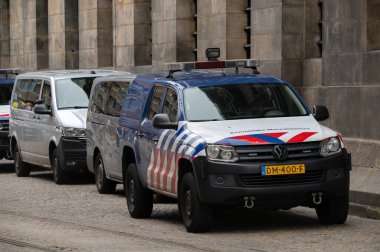 Amsterdam 'daki Royal Marechaussee arabası Hollanda 10-12-2024