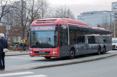 Otobüs 327 Amsterdam 'da Zebra Geçidi' nde bekliyor. Hollanda 23-12-2024