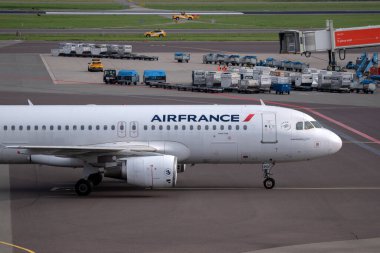 Schiphol Havaalanı 'nda bir uçak. Hollanda 29-8-2024.