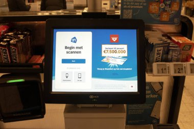 Amsterdam 'daki AH süpermarketinde kendini tara Hollanda 6-1-2024