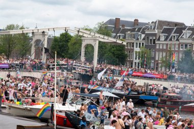 Hollanda 'daki Gaypride Kanal Yürüyüşü sırasında Magerbrug Köprüsü' nde kalabalık vardı.