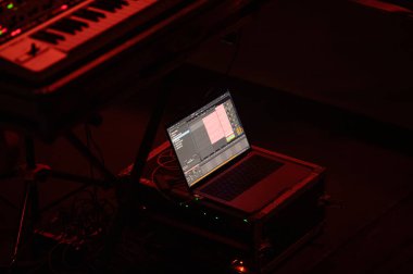 Amsterdam 'daki bir konserde kullanılan bilgisayarı kapat. Hollanda 30-11-2024