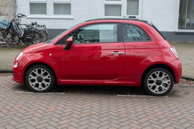 Amsterdam 'da Kırmızı Fiat 500 Araç. Hollanda 20-1-2025.