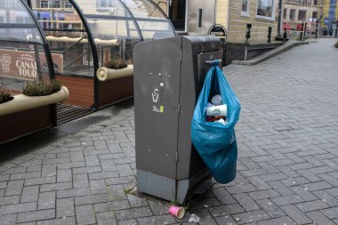Hollanda 13-2-2-2025, Amsterdam 'daki çöp tenekesinin dışındaki çöp tenekesi ve şişe toplama nedeniyle.