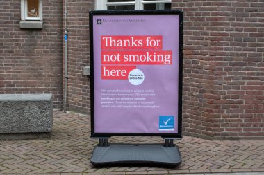 Amsterdam 'daki UVA binasının girişinde sigara içilmesine karşı tabela 13-2-2025