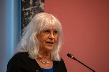 Anma Günü 'nde Conny Braam Amsterdam' daki Raadszaal 'da şubat grevinde. Hollanda 25-2-2025