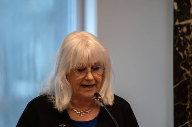 Anma Günü 'nde Conny Braam Amsterdam' daki Raadszaal 'da şubat grevinde. Hollanda 25-2-2025