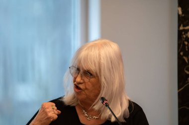 Anma Günü 'nde Conny Braam Amsterdam' daki Raadszaal 'da şubat grevinde. Hollanda 25-2-2025