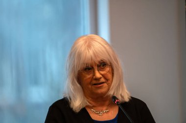 Anma Günü 'nde Conny Braam Amsterdam' daki Raadszaal 'da şubat grevinde. Hollanda 25-2-2025