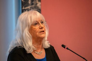 Anma Günü 'nde Conny Braam Amsterdam' daki Raadszaal 'da şubat grevinde. Hollanda 25-2-2025
