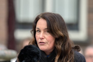 Marjolijn Van Heemstra Anma Günü Şubat 'ta Amsterdam' da düzenlenen Dünya İki Anma Günü grevinde Dokwerker Heykeli 'ne saldırdı.