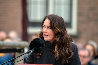 Marjolijn Van Heemstra Anma Günü Şubat 'ta Amsterdam' da düzenlenen Dünya İki Anma Günü grevinde Dokwerker Heykeli 'ne saldırdı.