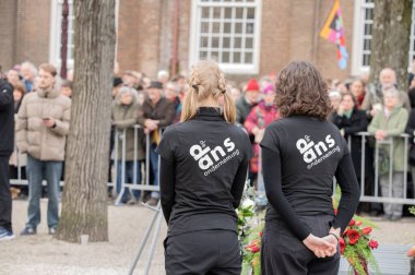 Amsterdam 'daki Dünya Anma Günü' nde Dokwerker Heykeli 'nde Şubat ayı grevi 25-5-2025