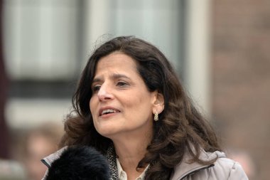 Sheila Anma Günü Şubat 'ta Amsterdam' daki Dünya 2 Anma Günü 'nde Dokwerker Heykeli' nde grev yapıyor. Hollanda 25-5-2025