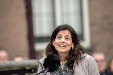 Sheila Anma Günü Şubat 'ta Amsterdam' daki Dünya 2 Anma Günü 'nde Dokwerker Heykeli' nde grev yapıyor. Hollanda 25-5-2025