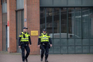 Amsterdam 'da Yürüyen İki Polis 25-2-2025 Hollanda