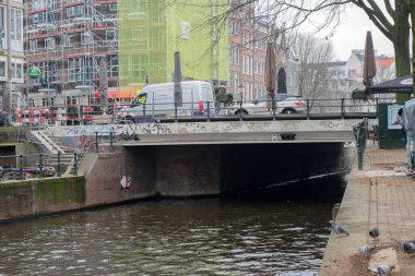 Sint-Antoniussluis Köprüsü Amsterdam 'daki Zwanenburgwal' dan 25-2-2025