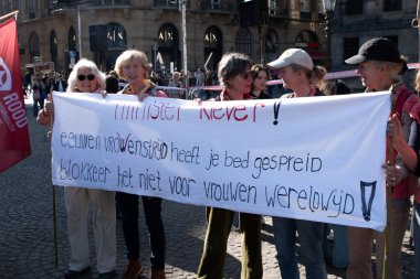 Amsterdam 'daki Baraj Meydanı' nda Feminist Yürüyüş Hollanda 8-3-2025
