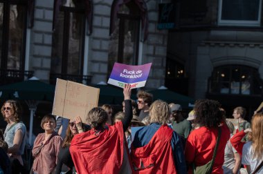 Amsterdam 'ın Baraj Meydanı' ndaki Feminist Yürüyüşü 'nde bir grup reklam panosu. Hollanda 8-3-2025.