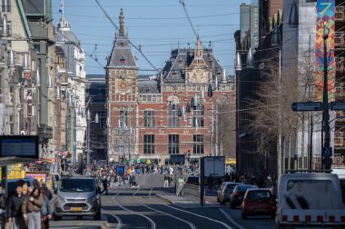 Amsterdam 'daki Merkez Tren İstasyonu 17-3-2025
