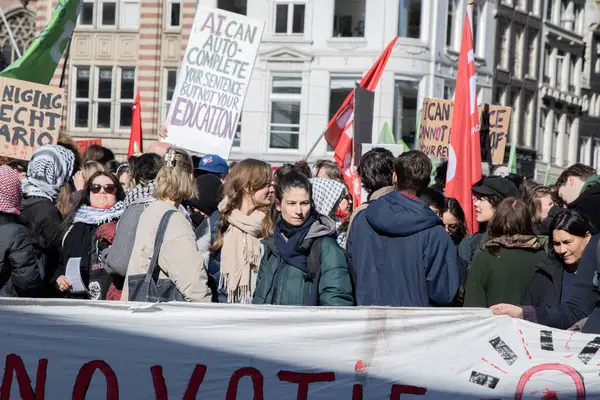 Amsterdam 'daki Eğitim Gösterisinde Protestocular Grubu 17-3-2025