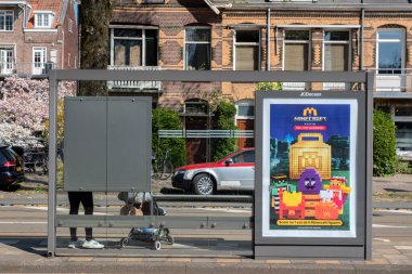 Amsterdam 'daki tramvay durağında Billboard Minecraft Maçı Filmi 2-4-2025