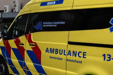 Amsterdam 'daki Yan Görünüm Ambulansı Hollanda 16-4-2025