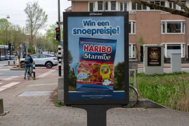Amsterdam 'daki Billboard Haribo Starmix Candy Hollanda 17-4-2025