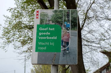 Hollanda 17-4-2025 Amsterdam 'daki kırmızı ışıkta ilan panosu uyarısı durdu.